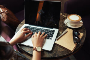 hands unrecognizable woman typing laptop cafe 1098 20151 300x200 - Copywriting x Storytelling: entenda a diferença para usar em seu negócio/ STORYCOPY©